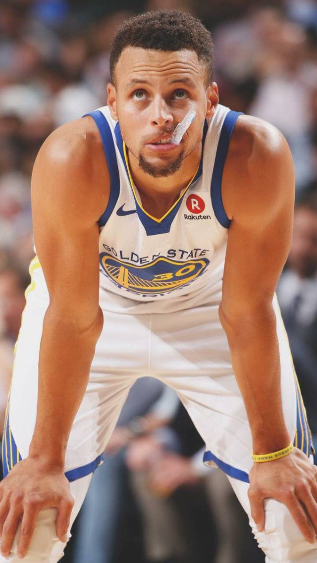 湖人浓眉哥篮下统治球队获胜（浓眉制霸内线，助湖人取胜）