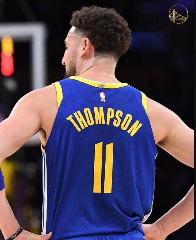 球员赛后把球衣送给癌症小球迷（赛后球员将球衣赠予患癌小球迷）