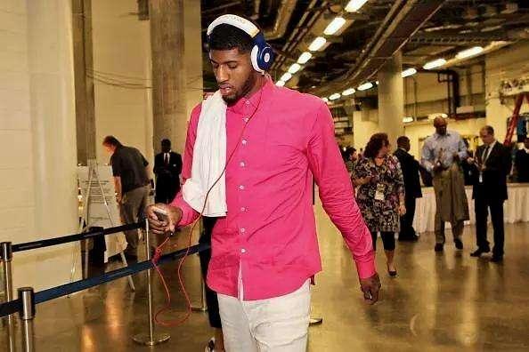 官方：因在诺坎普燃放烟花+投掷物品，法兰克福被罚3.8万欧（官方处罚：法兰克福因诺坎普燃放烟花并投掷物被罚3.8万欧元）