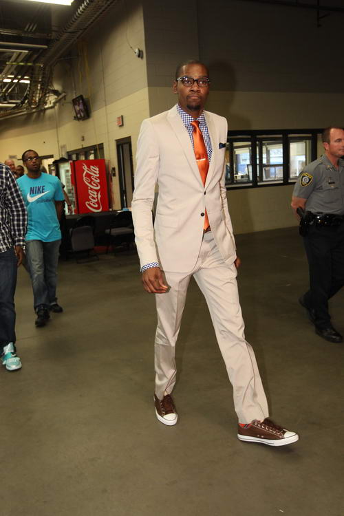 3-0！14亿豪门终结3连平紧追领头羊 神锋两记世界波15轮狂轰16球（3-0！总身价14亿豪门止住三连平逼近榜首，神锋两脚世界波15轮已轰16球）