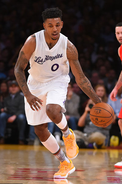 防守形同虚设！阿门一步过掉艾顿上篮 随后底线接球直接炸扣（防线形同摆设！阿门一步过艾顿上篮，底线接球再轰暴扣）