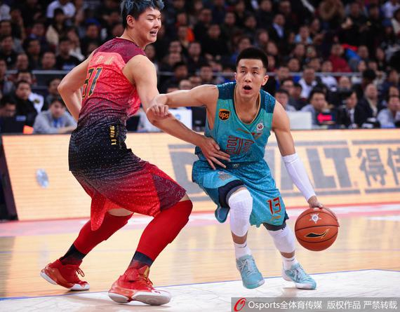 米奇：布克极具爆发力&几乎无弱点 经历球队版本迭代总能满足需求（米奇盛赞布克：爆发力拉满、近乎无短板，球队迭代升级中始终满足所需）