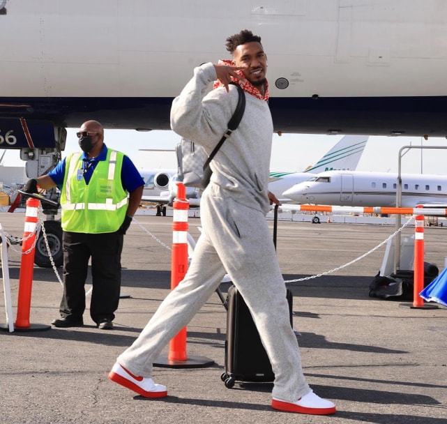 詹姆斯篮板抢断关键时刻锁定胜局（詹姆斯关键篮板与抢断终结悬念）