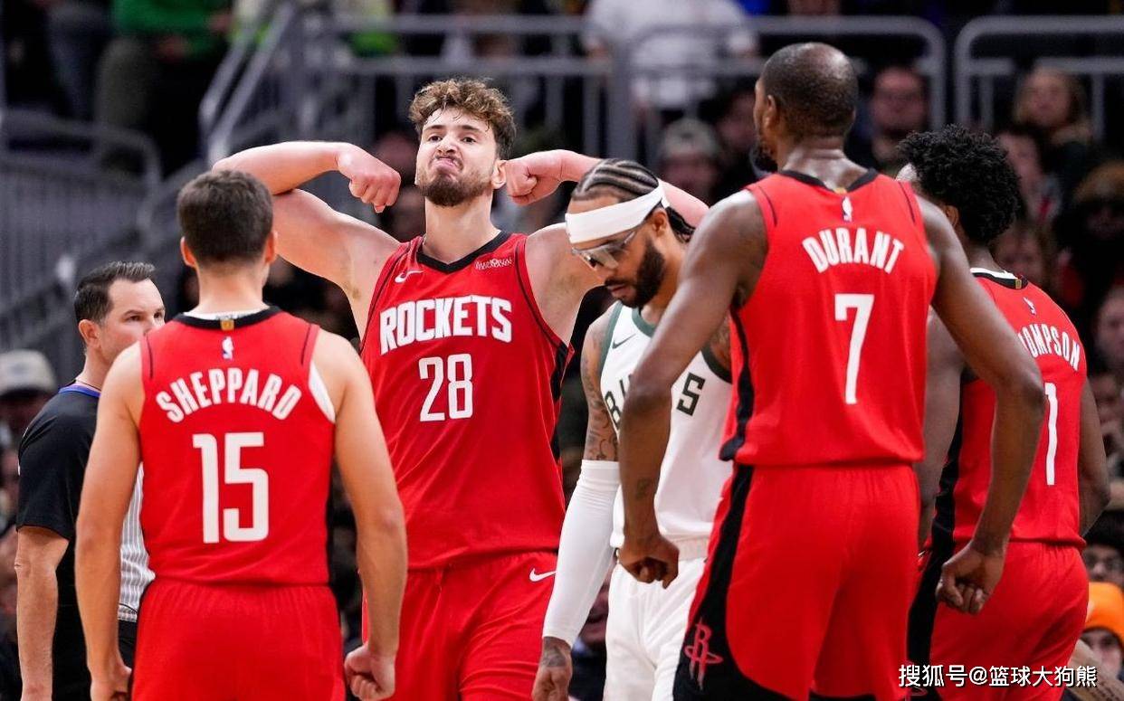 靠谱高炮台！小贾巴里·史密斯首节5中4拿到11分 三分4中3（小贾巴里·史密斯首节火力全开：5投4中砍11分，三分4投3中）