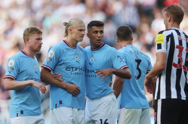 张镇麟表现抢眼，半场贡献8分2助1帽（张镇麟状态火热，半场斩获8分2助攻1盖帽）