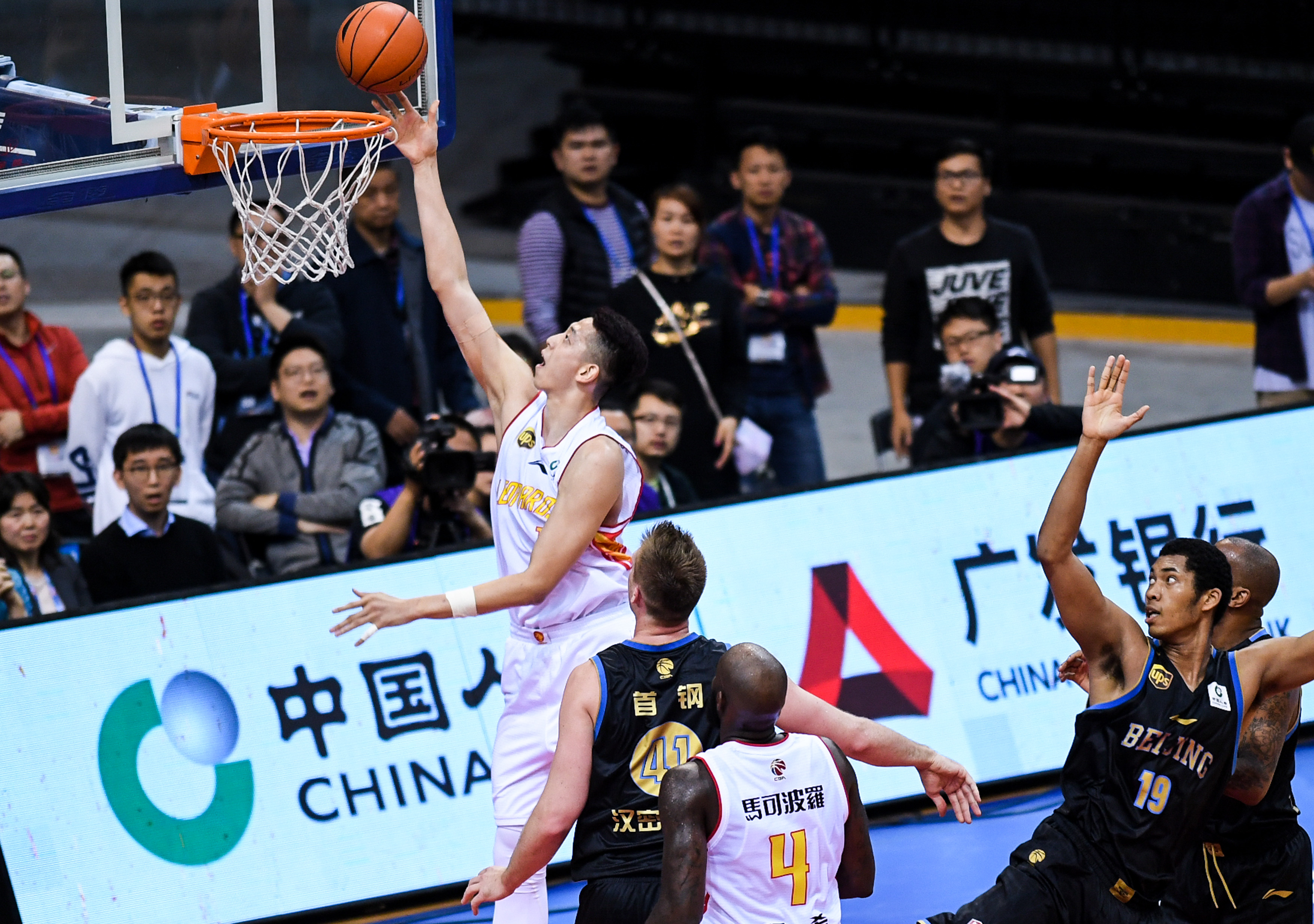 曼联三人非洲杯离队日期确定，无缘战维拉！落选奥纳纳清洗计划曝光（曼联三将非洲杯离队时间敲定，无缘战阿斯顿维拉；奥纳纳遭弃用与清洗计划曝光）