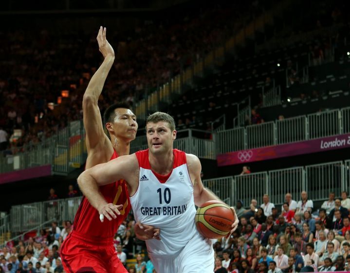 记者：谢维军在昨天的比赛中肋骨又裂了（记者透露：谢维军昨日比赛中肋骨再度骨裂）