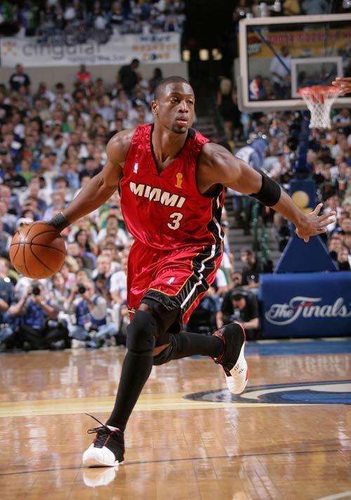 文胖：湖人被收购后，巴斯家族的每个子女都获得了9亿多美元（文胖：湖人易主后，巴斯家族每位子女各拿到逾9亿美元）