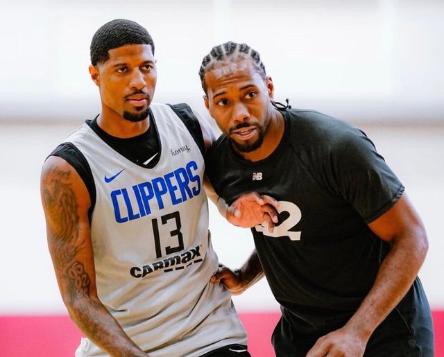 芭比粉+星空顶！WNBA球星里斯晒出自己的新座驾（WNBA明星里斯晒新座驾：芭比粉涂装搭配星空车顶）