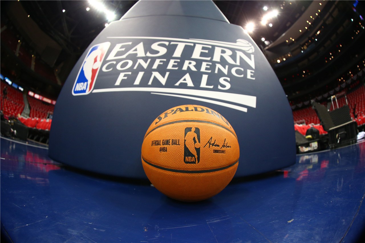 詹姆斯更新社媒：那些黑子们真走上球场，当场就会吓得尿裤子（詹姆斯社媒发声：那些喷子真上场，恐怕会当场吓得尿裤子）