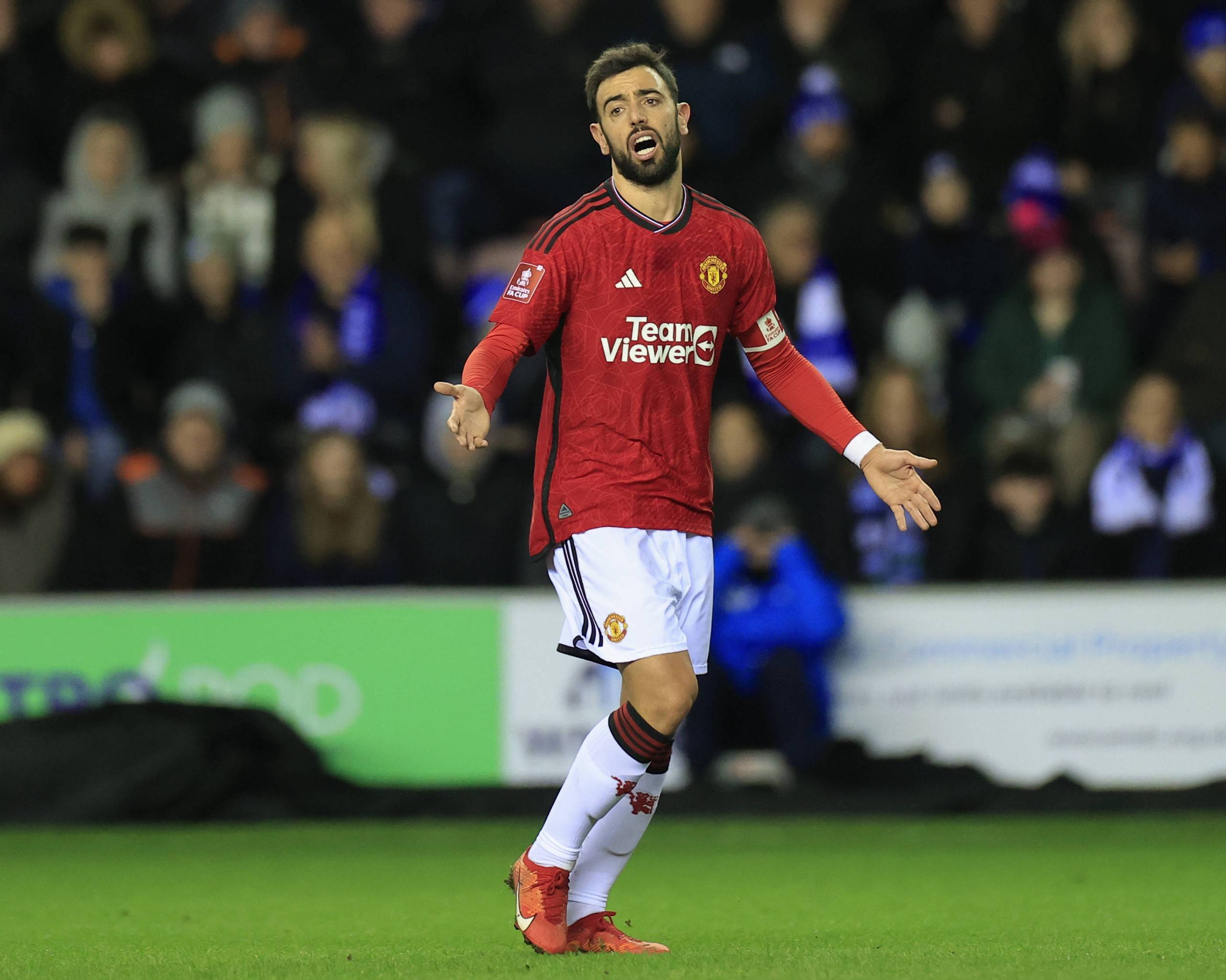 TA：阿莫林会在赛后与球迷合影，并会在其他场合展现出亲和力（TA：阿莫林赛后常与球迷合影，日常亦展露亲和力）