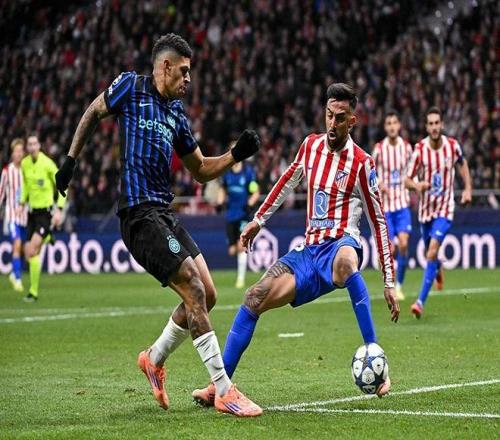 尤文全队和球迷一起出现在登机口，斯帕莱蒂和球迷们友好互动（尤文全队与球迷齐聚登机口，斯帕莱蒂亲切互动）