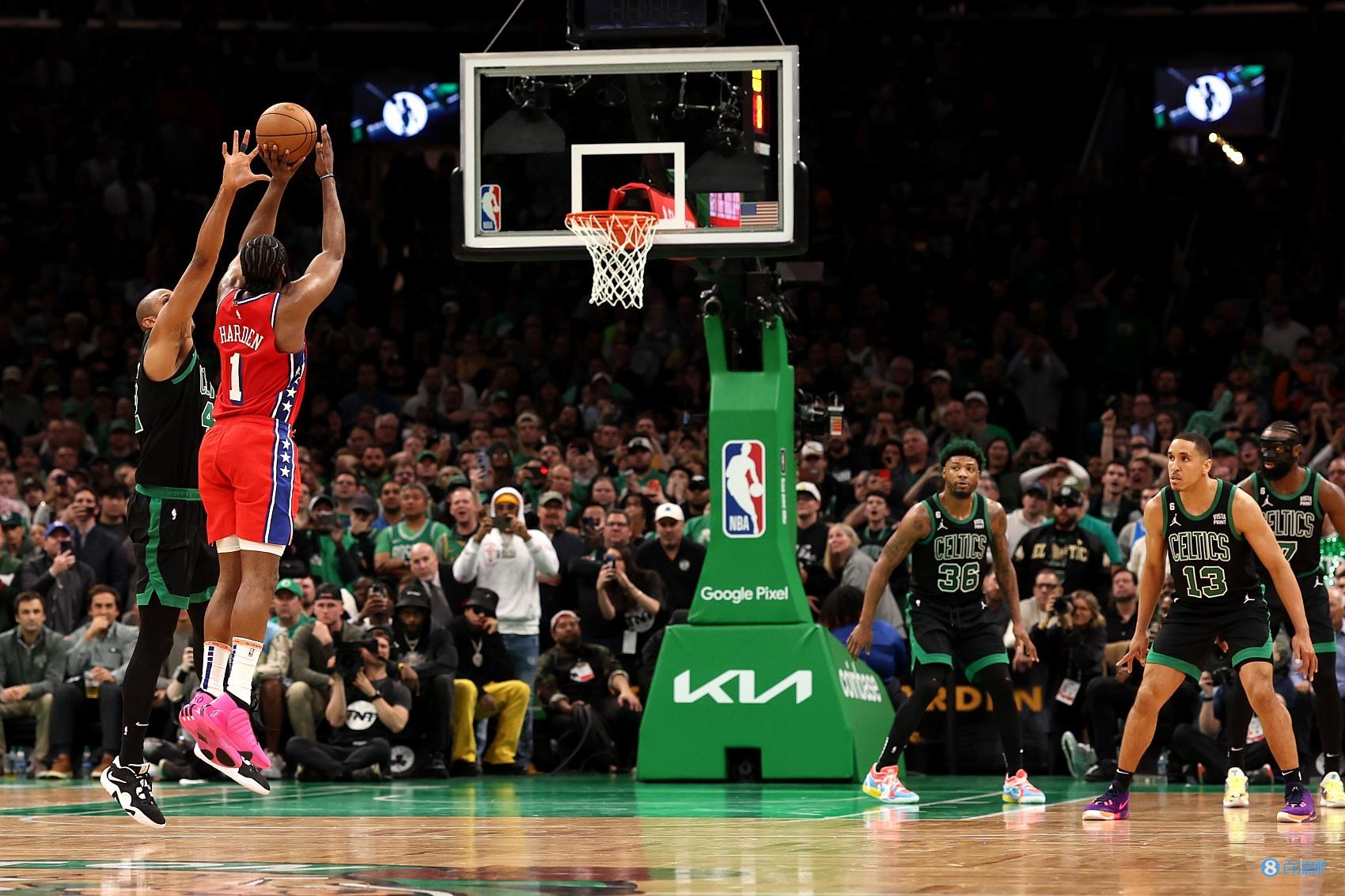 外媒：下赛季欧冠联赛阶段用球将采用白+薄荷绿+紫创新配色（曝欧冠下赛季比赛用球将启用白、薄荷绿与紫的全新配色）