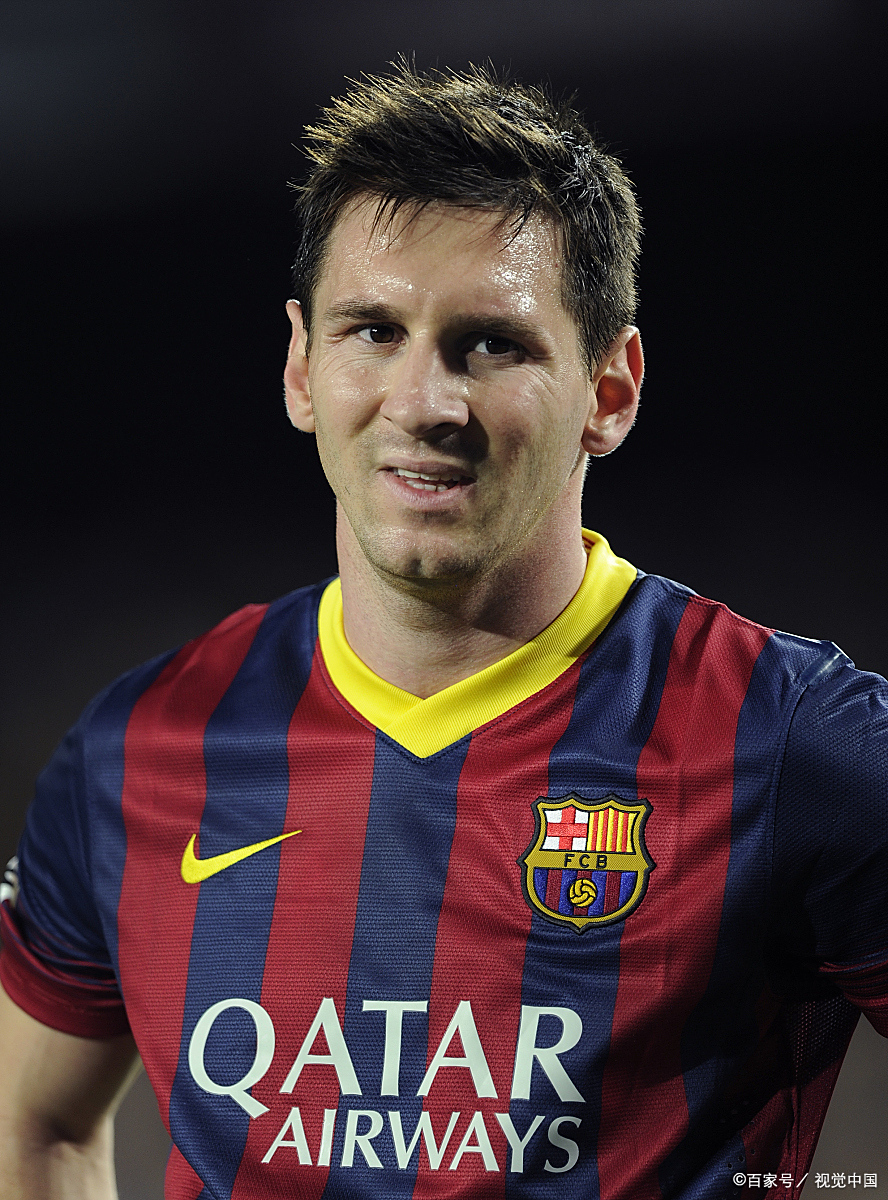 足球巴萨主帅称赞中场新核：不可替代（巴萨主帅力挺中场新核 称其不可或缺）