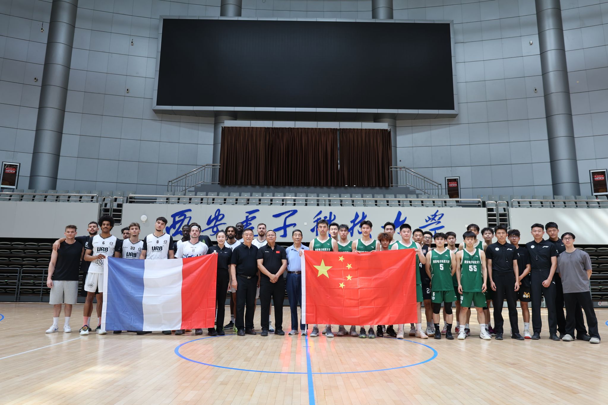 斯科蒂-巴恩斯23分 NBA湖人123-120险胜猛龙 里夫斯44分（里夫斯轰44分 湖人123-120力克猛龙 巴恩斯拿下23分）