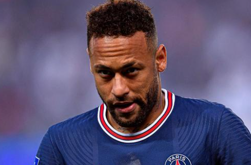 拜仁莱万梅开二度战胜门兴（莱万双响炮助拜仁力克门兴）